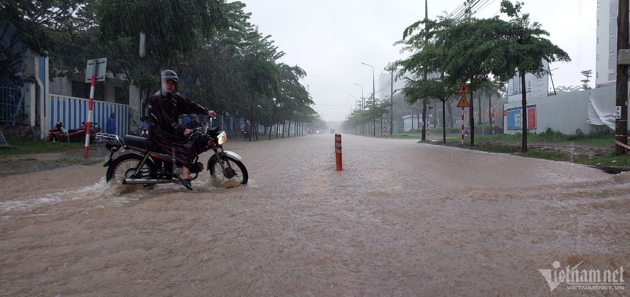 Phố xá ngập sâu, người Đà Nẵng bì bõm đẩy xe trong biển nước-14
