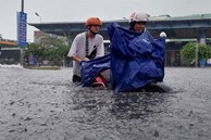 Phố xá ngập sâu, người Đà Nẵng bì bõm đẩy xe trong 'biển nước'
