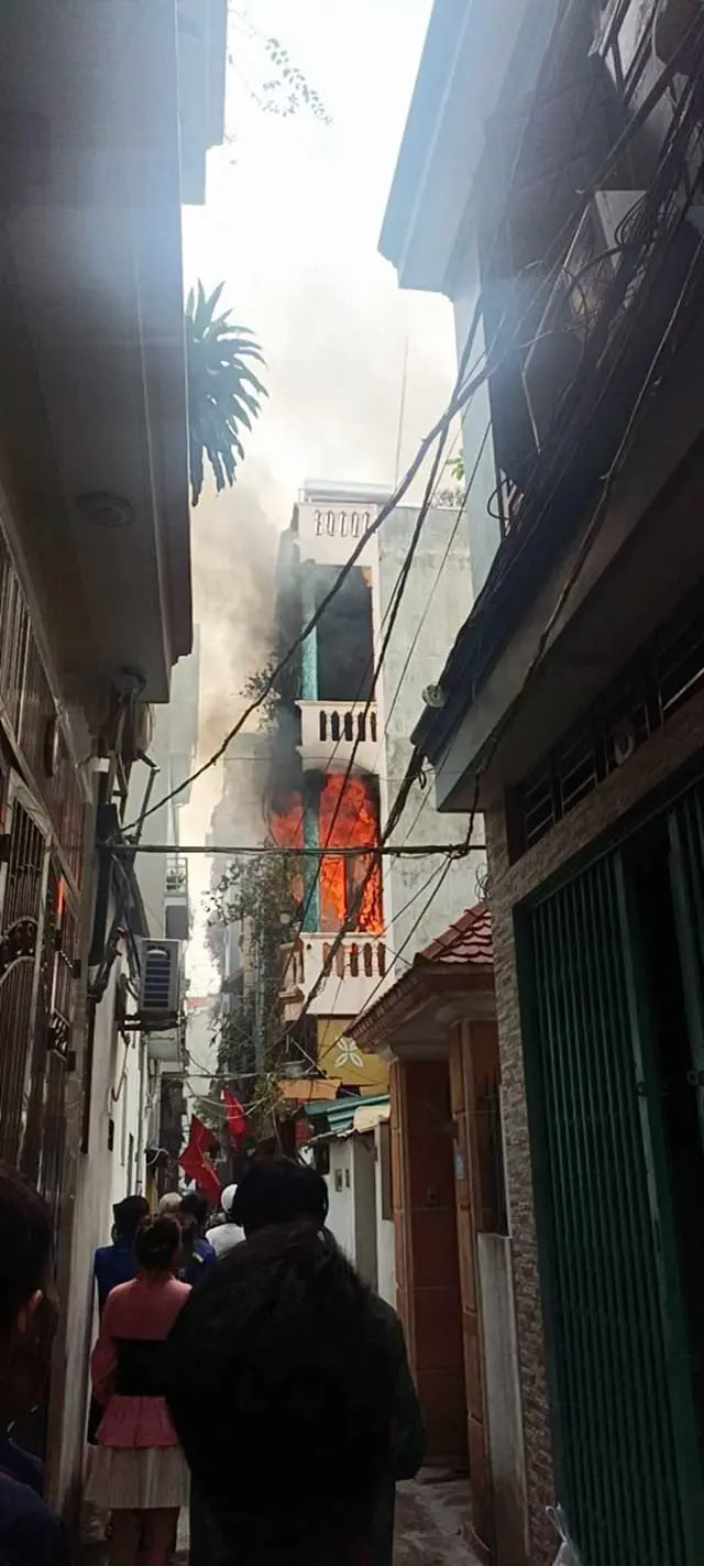 Hà Nội: Cháy nhà khi chủ đi vắng, hàng xóm hô hoán dập lửa-1