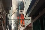 Đang cháy rất lớn ở quận 7, TPHCM, cảnh sát căng mình dập lửa-5