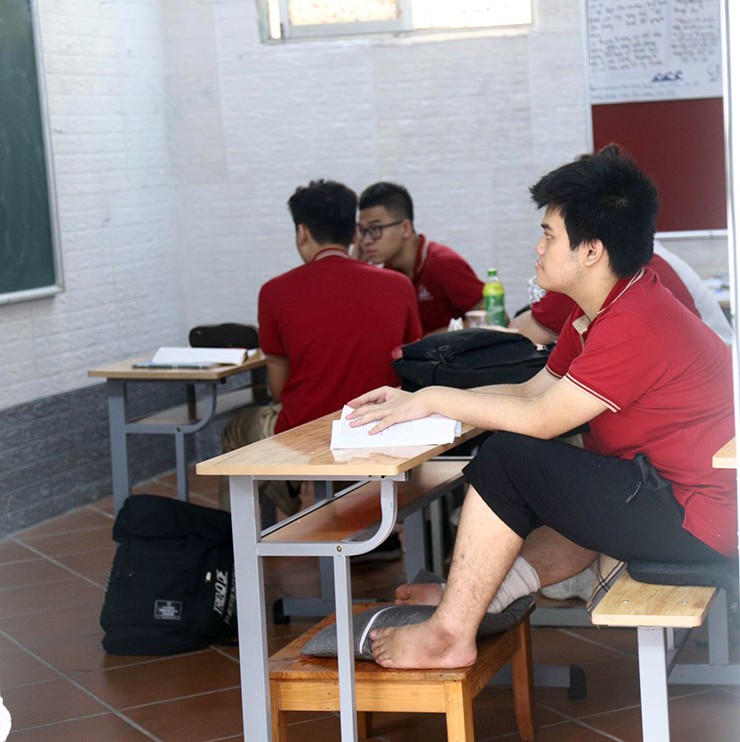 Vụ cháy chung cư mini ở Khương Hạ: Nam sinh nhảy từ tầng 10 đã trở lại trường học-3