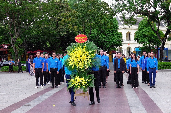 Lãnh đạo thành phố Hà Nội dâng hoa kỷ niệm 106 năm Cách mạng Tháng Mười Nga-2