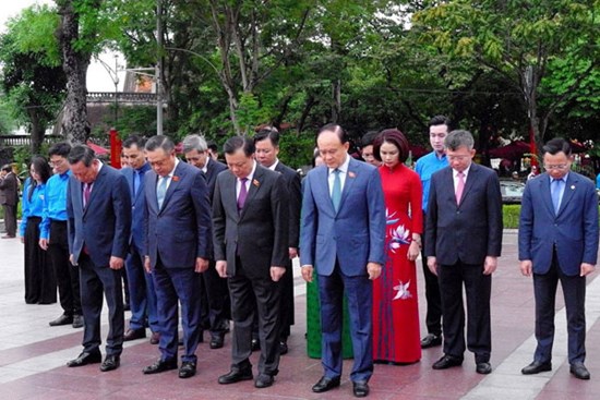 Lãnh đạo thành phố Hà Nội dâng hoa kỷ niệm 106 năm Cách mạng Tháng Mười Nga