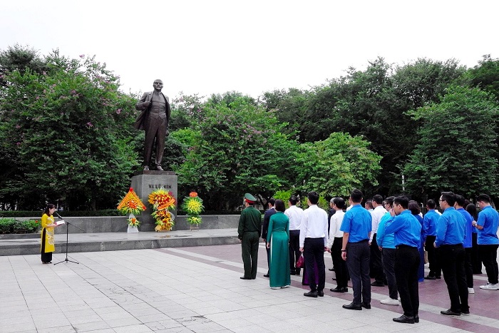 Lãnh đạo thành phố Hà Nội dâng hoa kỷ niệm 106 năm Cách mạng Tháng Mười Nga-3