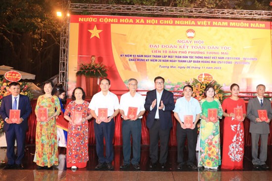 Chủ tịch UBND Thành phố Trần Sỹ Thanh chung vui Ngày hội Đại đoàn kết phường Tương Mai (quận Hoàng Mai)