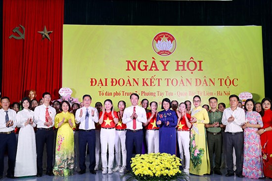 Phó Chủ tịch UBND Thành phố Hà Minh Hải chung vui Ngày hội Đại đoàn kết toàn dân tộc cùng bà con khu dân cư Trung 7, phường Tây Tựu