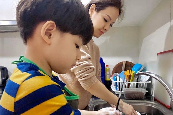 Bức ảnh nhạy cảm trên tàu điện ngầm gây bão: Bao nhiêu cha mẹ đã vô tư bỏ qua việc dạy con điều này?-2