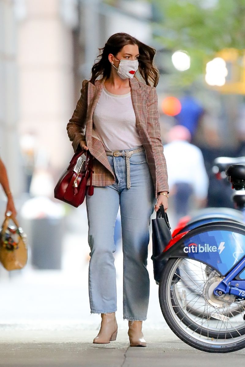 10 cách mặc áo blazer sang trọng và quý phái của Anne Hathaway-3