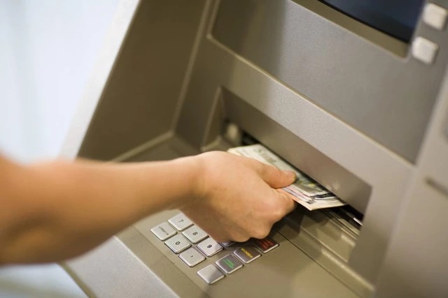 Rút tiền tại ATM nhưng máy nuốt tiền không nhả, hãy bình tĩnh làm theo cách này!!!-1
