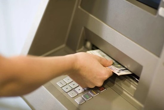 Rút tiền tại ATM nhưng máy 