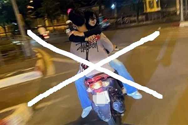 Xe cẩu mắc kẹt sau khi tông vào dầm cầu Long Biên, 2 người bị thương-2