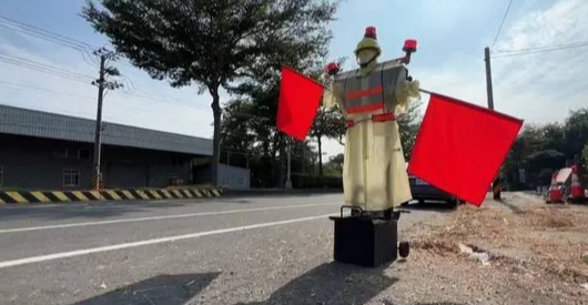 Phát hiện cảnh tượng rợn tóc gáy trên đường vào ban đêm, người dân ngỡ ngàng khi biết sự thật được CCTV ghi lại-3