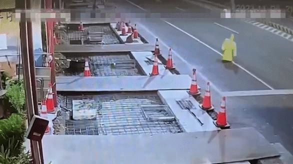 Phát hiện cảnh tượng rợn tóc gáy trên đường vào ban đêm, người dân ngỡ ngàng khi biết sự thật được CCTV ghi lại-1