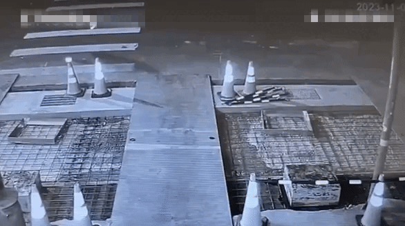 Phát hiện cảnh tượng rợn tóc gáy trên đường vào ban đêm, người dân ngỡ ngàng khi biết sự thật được CCTV ghi lại-2