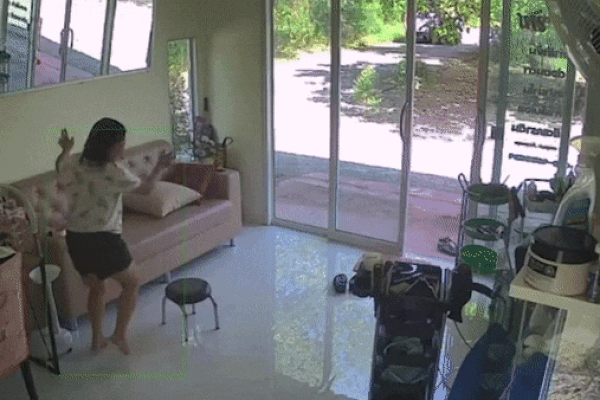 Clip: Thấy thứ cực độc bò vào cửa hàng, người phụ nữ hoảng sợ bỏ chạy