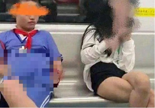 Bức ảnh nhạy cảm trên tàu điện ngầm gây bão: Bao nhiêu cha mẹ đã vô tư bỏ qua việc dạy con điều này?-1