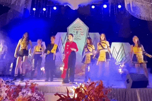 Chân dung mẹ chồng U50 trẻ đẹp, nhảy cực sung trong đám cưới hút 4 triệu view ở Hà Nội-7