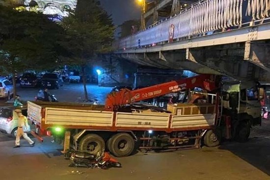 Xe cẩu mắc kẹt sau khi tông vào dầm cầu Long Biên, 2 người bị thương