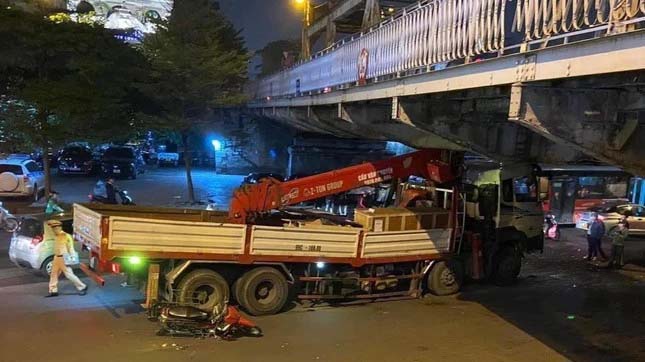 Xe cẩu mắc kẹt sau khi tông vào dầm cầu Long Biên, 2 người bị thương-1