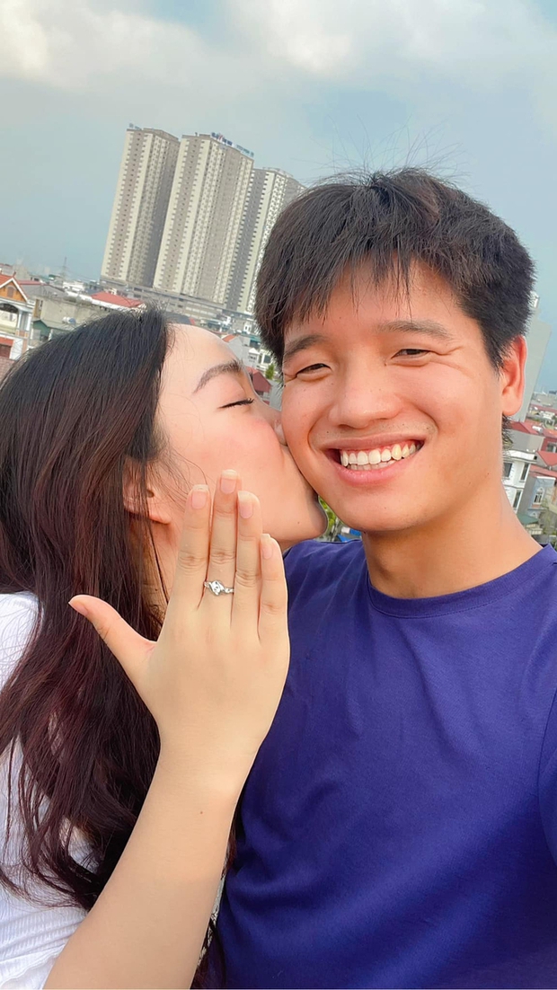 Cựu thủ môn U23 Việt Nam sắp lên xe hoa cùng cô giáo tiểu học và chuyện dẫn bạn về nhà mất cả em gái-3