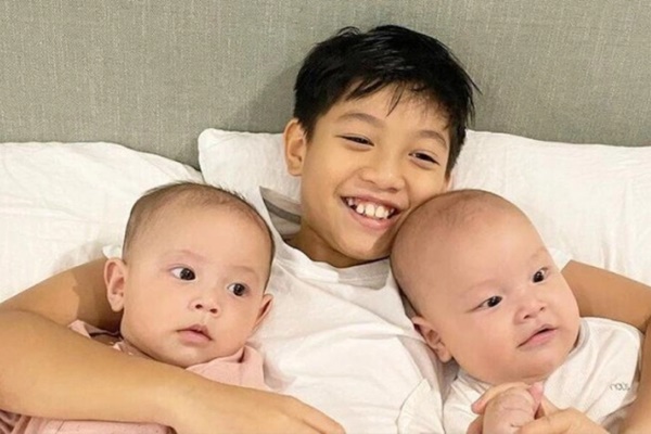 Vợ cũ Việt Anh cầu cứu các mẹ bỉm vì mới cho con học lớp 1 trường quốc tế 100 triệu/năm, cậu bé đã cá biệt nhất lớp-12