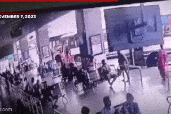 Clip: Xe buýt bất ngờ lao vào sân ga khiến 3 người thiệt mạng