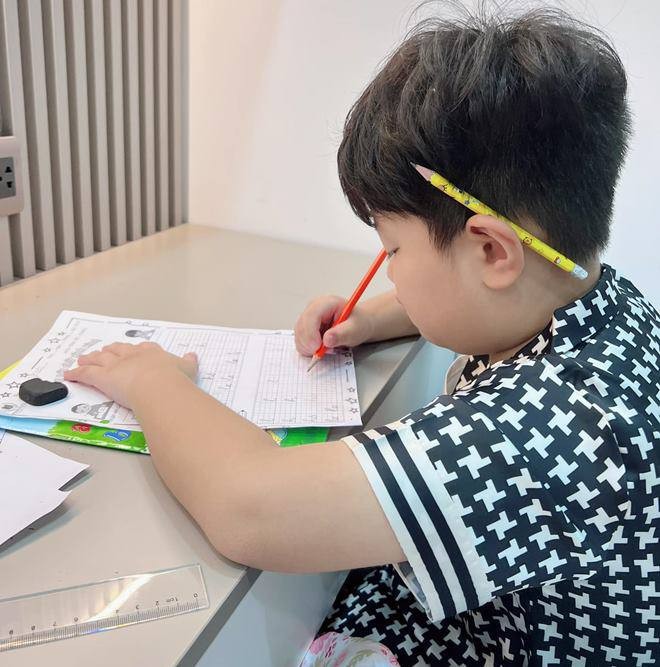 Vợ cũ Việt Anh cầu cứu các mẹ bỉm vì mới cho con học lớp 1 trường quốc tế 100 triệu/năm, cậu bé đã cá biệt nhất lớp-3