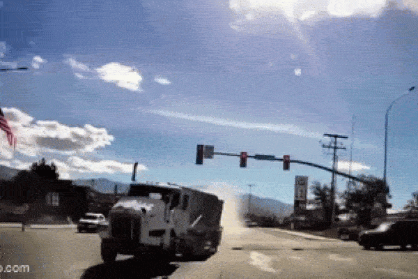 Mất phanh, xe đầu kéo đâm trúng 33 ô tô khiến 11 người bị thương