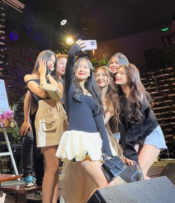 Hòa Minzy đọ sắc cùng dàn WAG Việt, sẽ dự cả 2 lễ cưới của Đoàn Văn Hậu và Doãn Hải My?-1