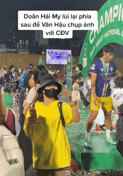 Loạt hành động nhỏ nhưng thể hiện EQ cao của vợ Đoàn Văn Hậu, chiếm trọn cảm tình từ fan đến bố mẹ chồng-3