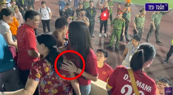 Loạt hành động nhỏ nhưng thể hiện EQ cao của vợ Đoàn Văn Hậu, chiếm trọn cảm tình từ fan đến bố mẹ chồng-5