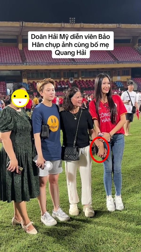 Loạt hành động nhỏ nhưng thể hiện EQ cao của vợ Đoàn Văn Hậu, chiếm trọn cảm tình từ fan đến bố mẹ chồng-8