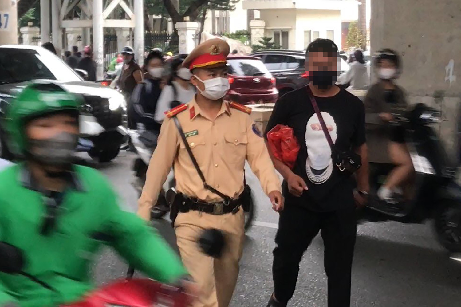 Sang đường tùy tiện, người đi bộ nhận trát phạt của CSGT-1