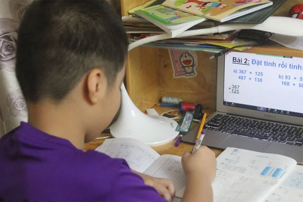 Tranh cãi gắt cảnh học sinh vừa truyền nước ở bệnh viện vừa làm bài tập về nhà-3