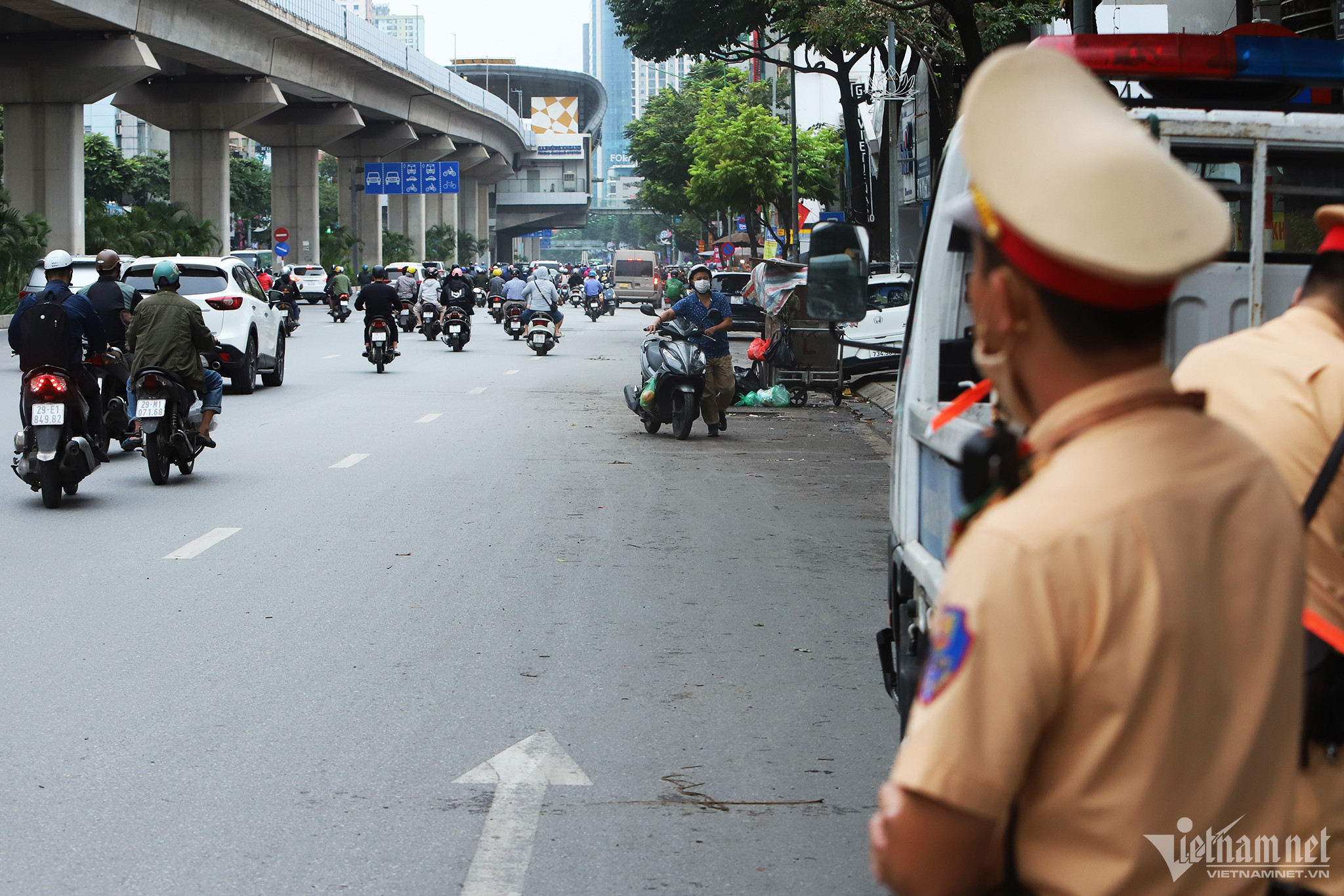 Sang đường tùy tiện, người đi bộ nhận trát phạt của CSGT-3