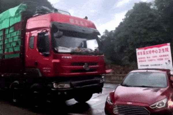 Xe tải làm sập mặt đường, ô tô đi sau lao xuống hố-1