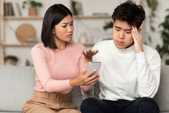 Biết nguồn gốc số tiền chồng đưa để trả nợ, tôi đau đớn bật khóc hối hận