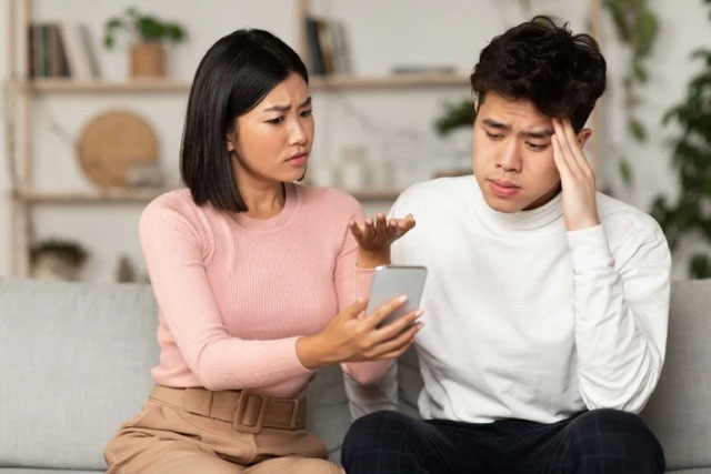Biết nguồn gốc số tiền chồng đưa để trả nợ, tôi đau đớn bật khóc hối hận-1