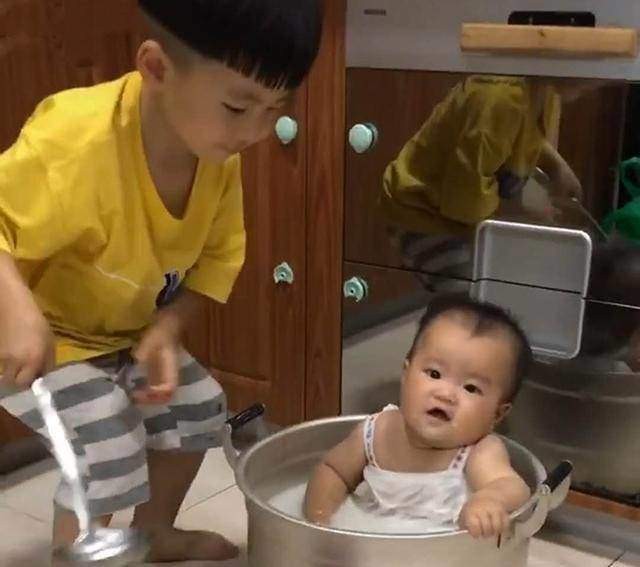 Mẹ bận nấu ăn nhờ anh trai trông em, lúc quay lại thấy cảnh tượng đầy bất lực-1