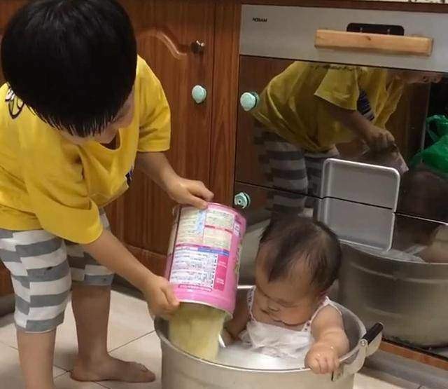 Mẹ bận nấu ăn nhờ anh trai trông em, lúc quay lại thấy cảnh tượng đầy bất lực-2
