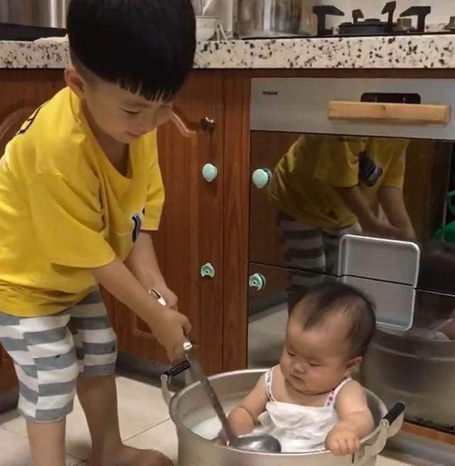 Mẹ bận nấu ăn nhờ anh trai trông em, lúc quay lại thấy cảnh tượng đầy bất lực-3