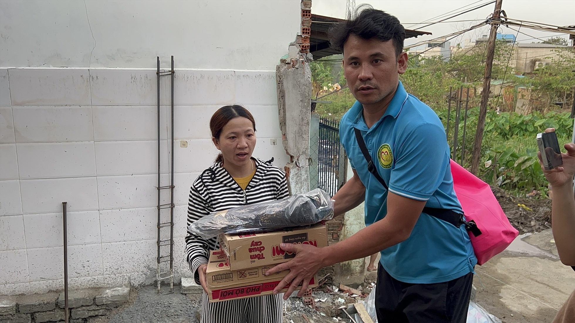 Xuyên đêm ở vùng ngập sâu Đà Nẵng: Bà con gọi, chúng tôi lên đường-4