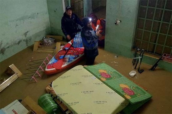 Xuyên đêm ở vùng ngập sâu Đà Nẵng: Bà con gọi, chúng tôi lên đường