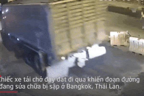 Xe tải làm sập mặt đường, ô tô đi sau lao xuống hố