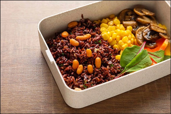 Trương Ngọc Ánh được khen vô cùng xứng đôi với bạn trai kém 14 tuổi: Một bí quyết giữ dáng ở tuổi U50 là nhờ loại gạo này-4