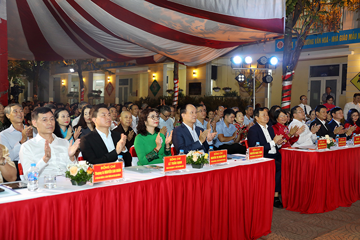 Chủ tịch HĐND Thành phố Nguyễn Ngọc Tuấn chung vui Ngày hội Đại đoàn kết cùng nhân dân Liên khu dân cư phường Phương Liên-2