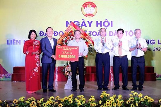 Chủ tịch HĐND Thành phố Nguyễn Ngọc Tuấn chung vui Ngày hội Đại đoàn kết cùng nhân dân Liên khu dân cư phường Phương Liên