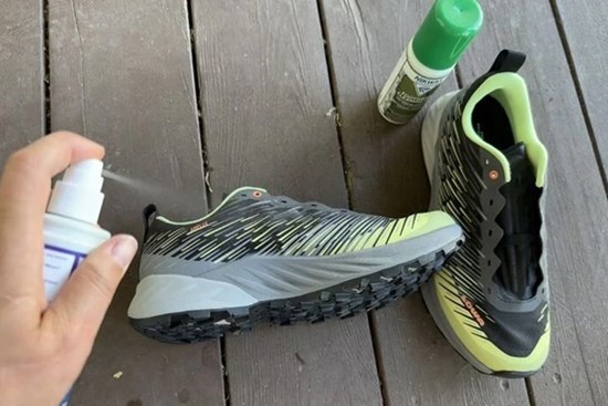 Mẹo bảo quản giày trong mùa mưa