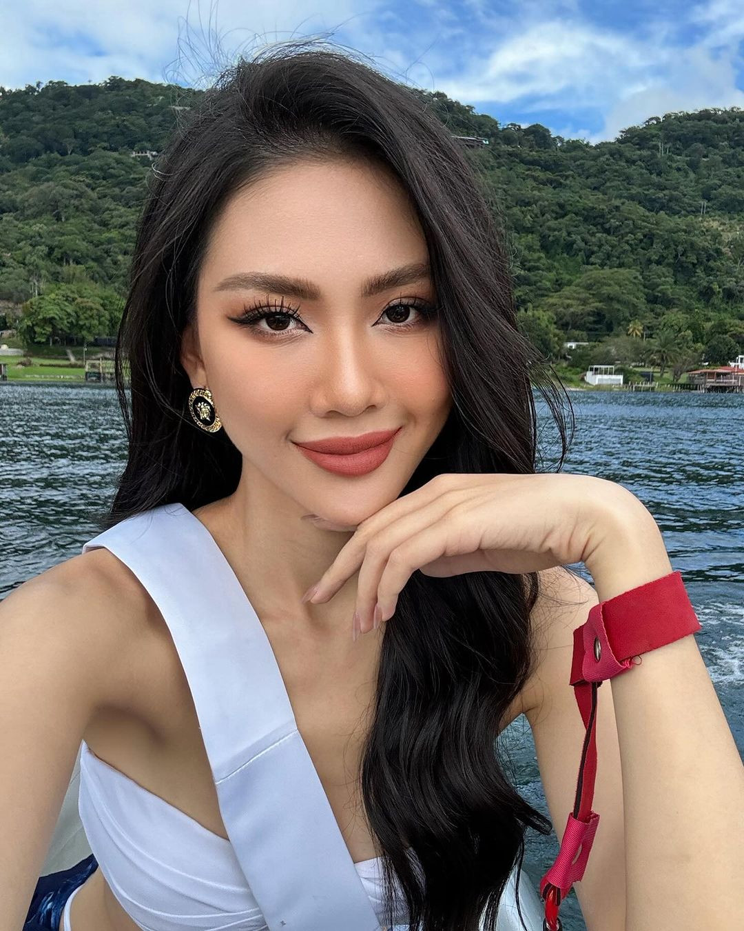 Bùi Quỳnh Hoa sexy diện bikini lái mô tô nước đẹp mắt ở Miss Universe 2023-1