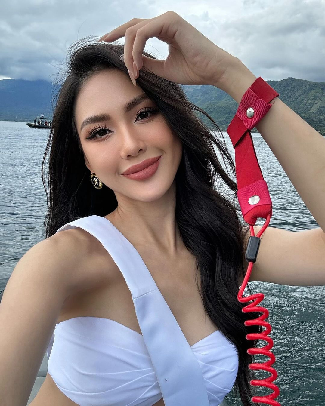 Bùi Quỳnh Hoa sexy diện bikini lái mô tô nước đẹp mắt ở Miss Universe 2023-2